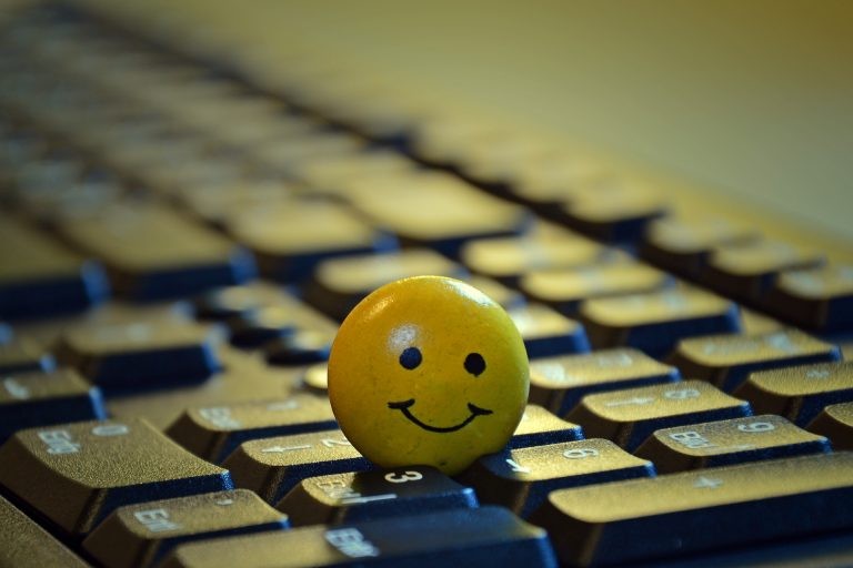 لماذا ترتيب لوحة المفاتيح ( الكيبورد ) ليس أبجدياً