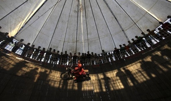 شاهد تحدي الموت في الهند