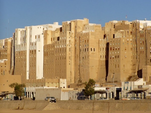 مدينة رائعه وسط الصحراء شُيدت بابسط الإمكانيات و أول ناطحات سحاب بالعالم – مدينة شبام اليمنية مدينة رائعه وسط الصحراء شُيدت بابسط الإمكانيات و أول ناطحات سحاب بالعالم – مدينة شبام اليمنية
