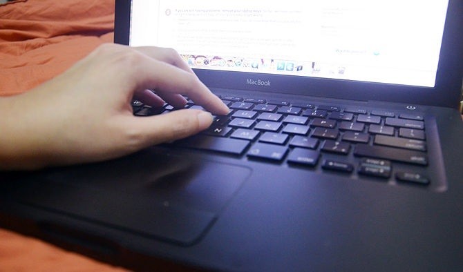 بالصور كيفية تنظيف لوحة مفاتيح اللاب توب بالصور كيفية تنظيف لوحة مفاتيح اللاب توب