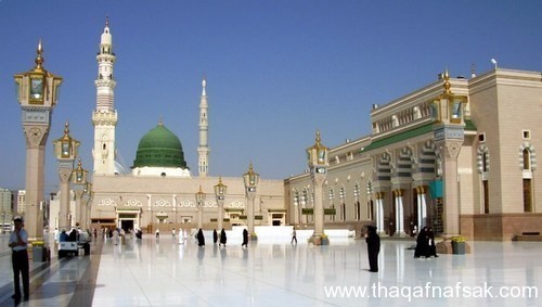 يوجد عدد من الماذن والقباب في المسجد الحرام والمسجد النبوي