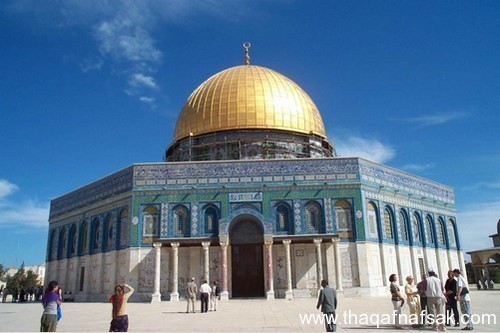 يوجد عدد من المآذن والقبب في المسجد الحرام والمسجد النبوي