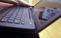 بالصور كيفية تنظيف لوحة مفاتيح اللاب توب بالصور كيفية تنظيف لوحة مفاتيح اللاب توب
