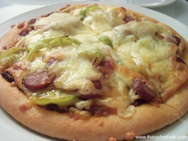 طريقة عمل البيتزا بالسوسيس طريقة عمل البيتزا بالسوسيس