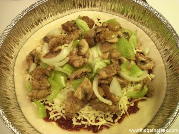 طريقة عمل البيتزا بالسوسيس