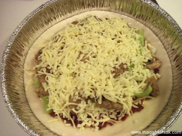 طريقة عمل البيتزا بالسوسيس