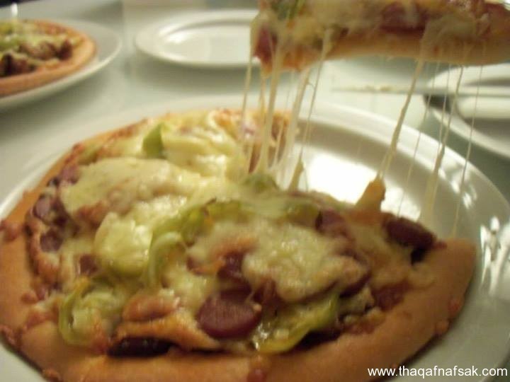 طريقة عمل البيتزا بالسوسيس