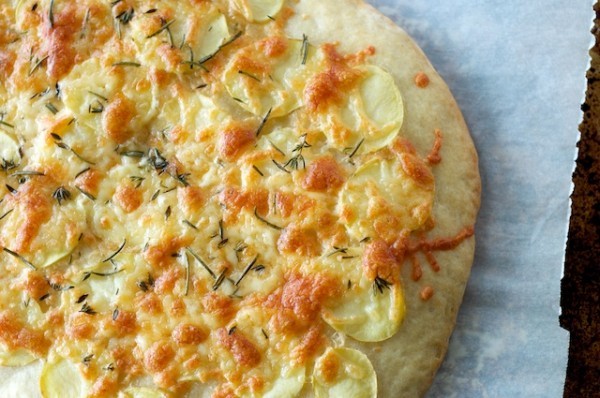 بالخطوات أستمتع مع طريقة عمل بيتزا البطاطس بالصور