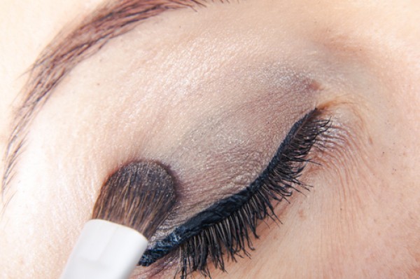 مكياج العيون السوداء بالصور تعلمي المكياج المناسب للعيون السوداء