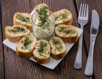 وصفة خفيفة و لذيذة طريقة عمل الخبز بالثوم بالصور مع إضافة الاعشاب وصفة خفيفة و لذيذة طريقة عمل الخبز بالثوم بالصور مع إضافة الاعشاب