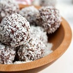 طريقة عمل كرات التمر بجوز الهند بالصور حلوى لذيذة بقيمة غذائية مرتفعة