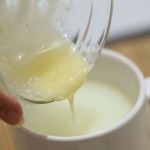 مشروب لذيذ لدفئ الشتاء : طريقة عمل مشروب الشوكولاته البيضاء بالصور