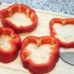 بالصور حضري البيض بشرائح الفلفل الأحمر و الجبن المبشور