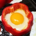 بالصور حضري البيض بشرائح الفلفل الأحمر و الجبن المبشور