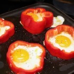 بالصور حضري البيض بشرائح الفلفل الأحمر و الجبن المبشور