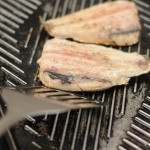 بالصور تعلمي تحضيري السمك المشوي بوصفته الأصلية اللذيذه