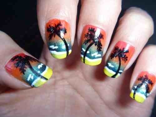 رسم الأظافر على شكل منظر غروب ونخلة لتزين أظافرك بشكل جذاب