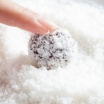 طريقة عمل كرات التمر بالسمسم والكاكاو