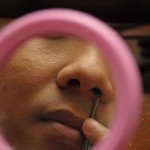 دليلك المصور لتعرف كيفية إزالة شعر الأنف الزائد