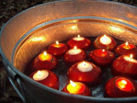 طريقة عمل شمعة التفاح بالصور لإضاءة ليلية رومانسية في المنزل