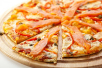 حضري بيتزا السلمون المدخن ذات الطعم الراقي وصفة مصورة كاملة حضري بيتزا السلمون المدخن ذات الطعم الراقي وصفة مصورة كاملة