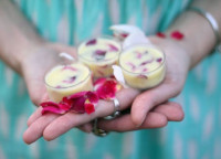 عمل زبدة الكاكاو بجوز الهند لتنعيم الشفاه في البيت عمل زبدة الكاكاو بجوز الهند لتنعيم الشفاه في البيت