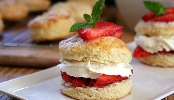وصفة بسيطة لعمل كعك الفراولة والكريمة بالصور