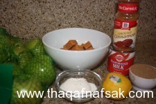 المكونات وطريقة عمل فطيرة التفاح بالكراميل بالصور المكونات وطريقة عمل فطيرة التفاح بالكراميل بالصور