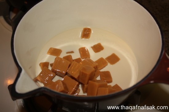 المكونات وطريقة عمل فطيرة التفاح بالكراميل بالصور المكونات وطريقة عمل فطيرة التفاح بالكراميل بالصور