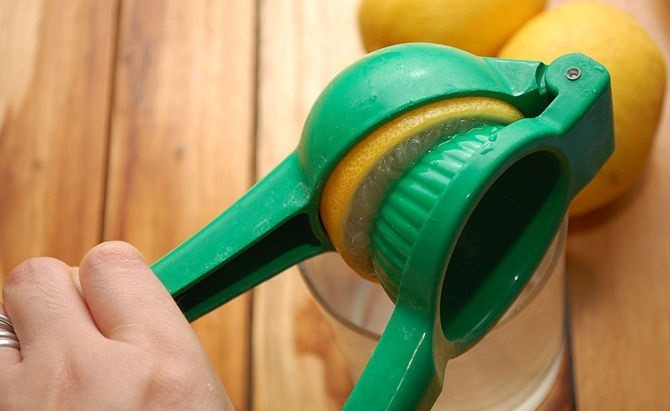 طريقة عمل عصير الليمون المنعش بالصور