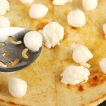 بالصور وصفة بيتزا بالطماطم والجبن الريكوتا