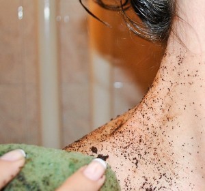 بالصور مقشر القهوة لتقشير وتنعيم الجسم بالصور مقشر القهوة لتقشير وتنعيم الجسم