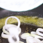 حضري الكبدة بتتبيلة الدقيق والبصل