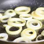 حضري الكبدة بتتبيلة الدقيق والبصل