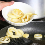 حضري الكبدة بتتبيلة الدقيق والبصل