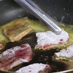 حضري الكبدة بتتبيلة الدقيق والبصل