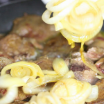 حضري الكبدة بتتبيلة الدقيق والبصل