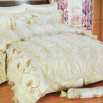 تشكيلة موديلات من مفرش سرير العروسة باللون الأبيض