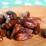 كرات التمر باللوز و جوز الهند بالصور