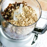 كرات التمر باللوز و جوز الهند بالصور