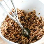 كرات التمر باللوز و جوز الهند بالصور