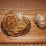 طريقة عمل الثوم المشوي بالصور وفوائد هذه الوصفة