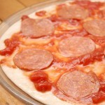 طريقة عمل بيتزا الببروني بالصور طريقة عمل بيتزا الببروني بالصور