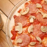 طريقة عمل بيتزا الببروني بالصور طريقة عمل بيتزا الببروني بالصور