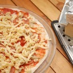 طريقة عمل بيتزا الببروني بالصور طريقة عمل بيتزا الببروني بالصور