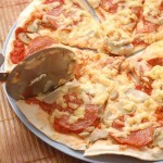 طريقة عمل بيتزا الببروني بالصور طريقة عمل بيتزا الببروني بالصور