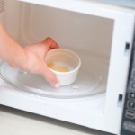 تقشير الشفاه بمقشر من صنع يديك