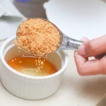 تقشير الشفاه بمقشر من صنع يديك