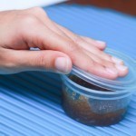 تقشير الشفاه بمقشر من صنع يديك