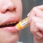 تقشير الشفاه بمقشر من صنع يديك